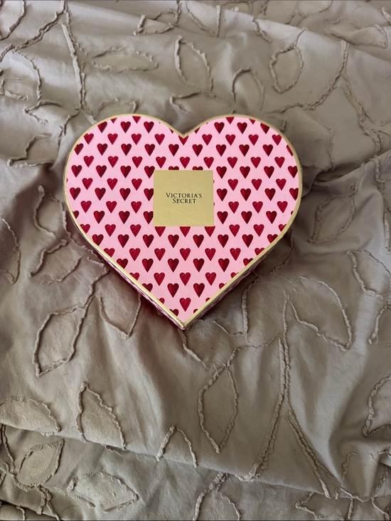 Victoria's Secret Other - Victoria's Secret Pink Box with Red Heart Pattern